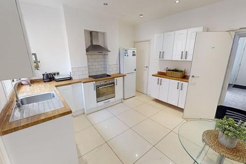 3 bedroom terraced house to rent, 14 St Pauls Avenue, Nottingham, NG7  5EB