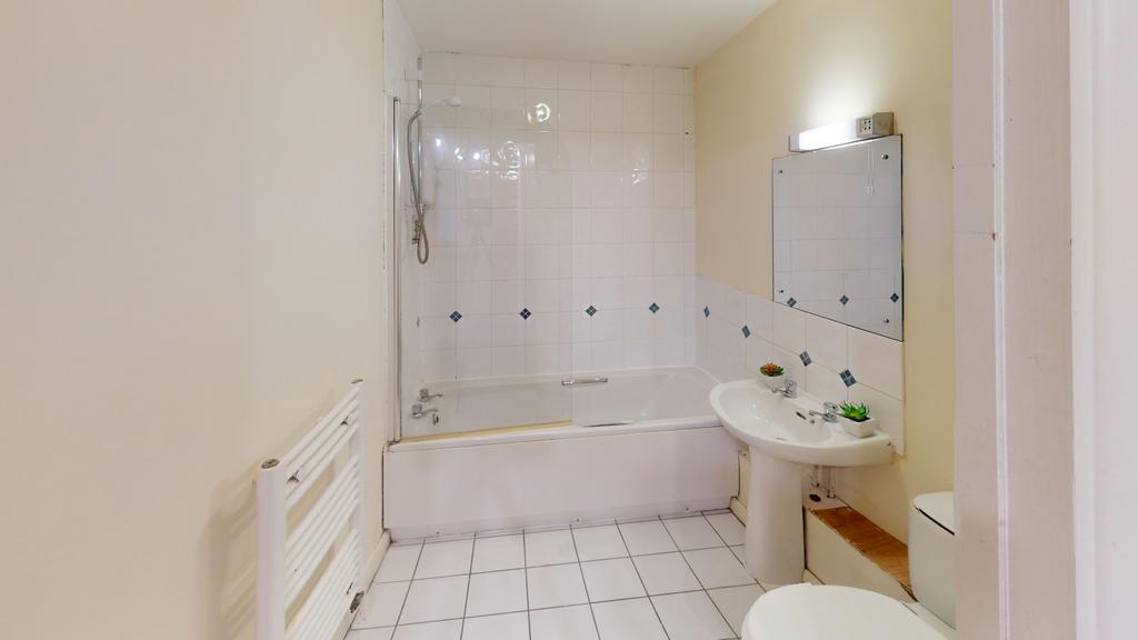 20-Royal-Victoria-Court-Bathroom