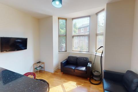 4 bedroom ground floor flat to rent - Flat 1, 24 Burns Street, Nottingham, NG7 4DT