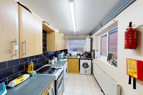 4 bedroom terraced house to rent, 45 Cromwell Street, NG7 4GL