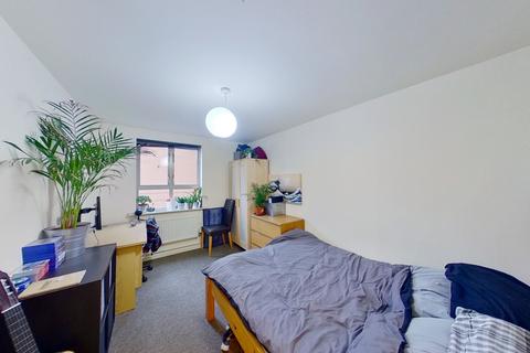 2 bedroom ground floor flat to rent, Flat 4 Royal Victoria Court