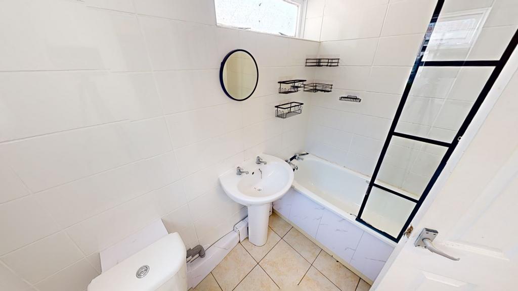 20 Crom Bathroom