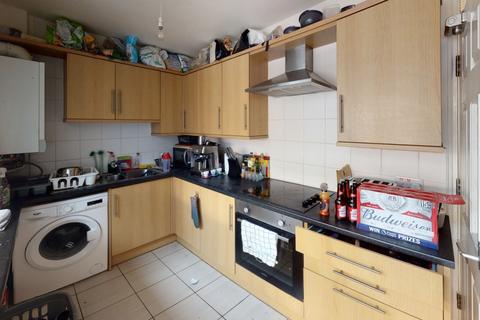 6 bedroom terraced house to rent, 2 Matlock Court, Nottingham