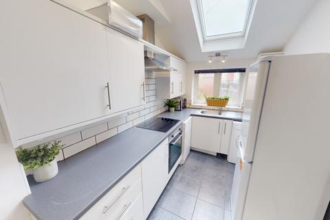 2 bedroom ground floor flat to rent, Flat B, 58 Burns Street, Nottingham , NG7 4DT