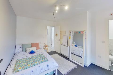 2 bedroom flat to rent - Flat F, 58 Burns Street, Nottingham, NG7 4DT