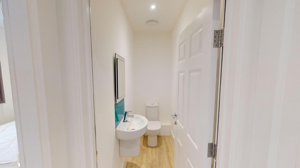 13 Saint Peters Gate Flat 2 Bathroom 1