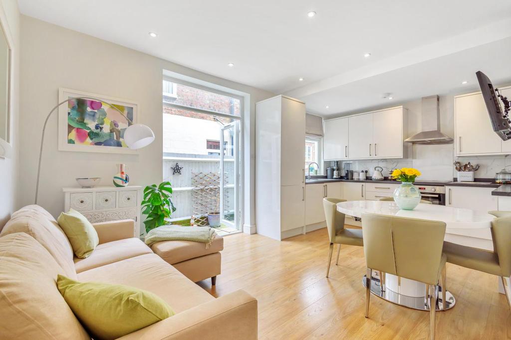 College Road, Colliers Wood 2 bed flat £500,000