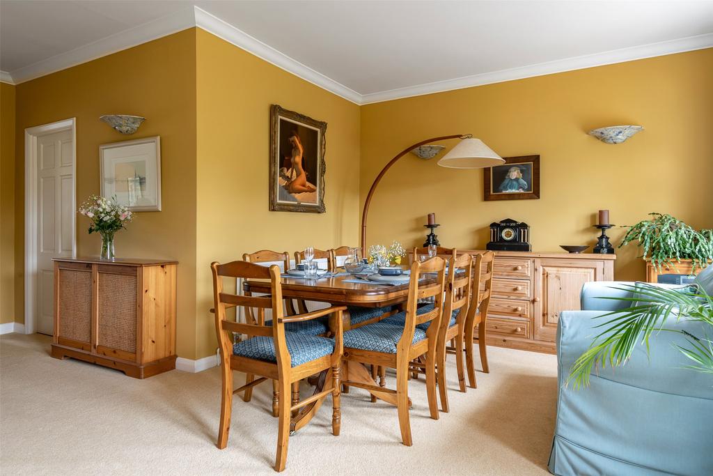 Vogan Close, Reigate, RH2 3 bed detached house £775,000