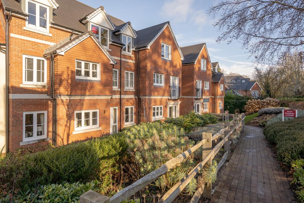Leatherhead Road, Ashtead, KT21 2 bed flat for sale £586,950