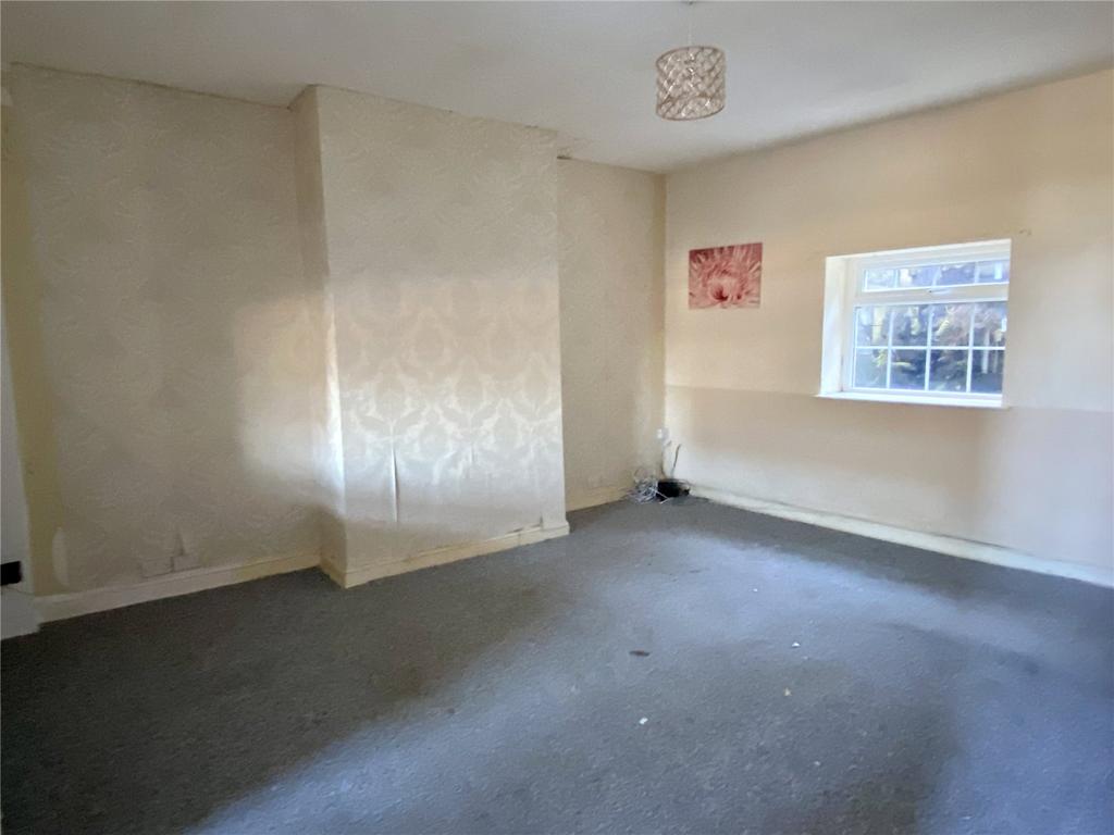 Kilpin Hill Lane, Dewsbury, WF13 2 bed semidetached house £87,000