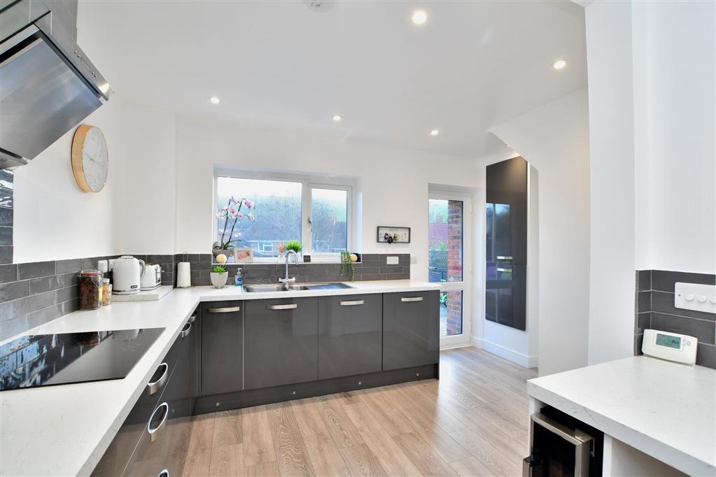 Kitchen/ Breakfast Room