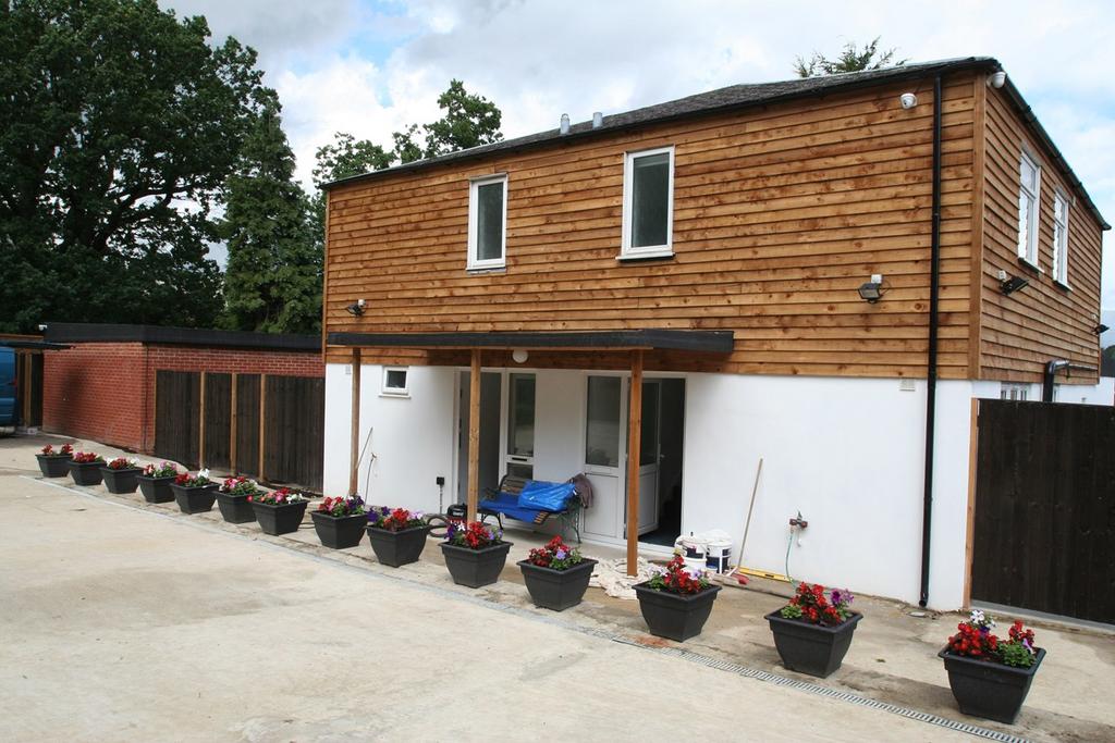 Greenlands Lane, London, NW4 Studio £900 pcm (£208 pw)
