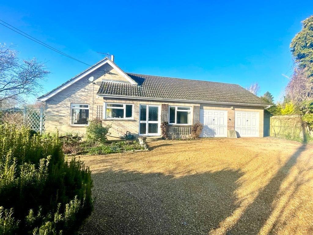 7 Owl End, Great Stukeley... 4 bed bungalow £625,000