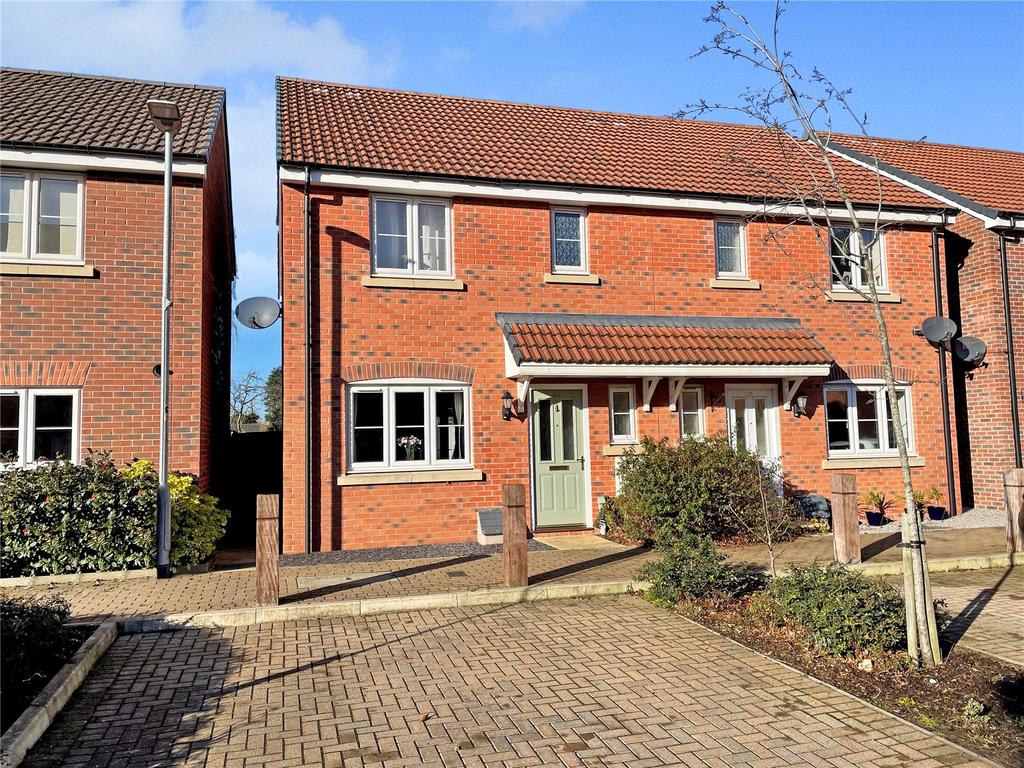 Buxton Way, Royal Wootton Bassett, SN4 3 bed semidetached house £280,000