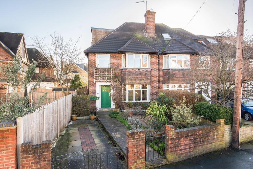 Kings Road, WALTONONTHAMES, KT12 3 bed semidetached house £650,000