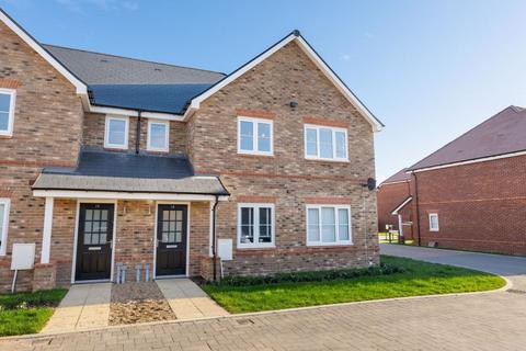 2 bedroom maisonette to rent, Sherman Avenue, Walton-on-Thames
