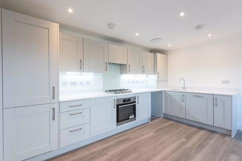 2 bedroom maisonette to rent, Sherman Avenue, Walton-on-Thames