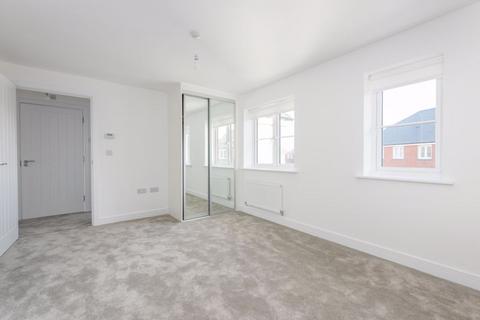 2 bedroom maisonette to rent, Sherman Avenue, Walton-on-Thames
