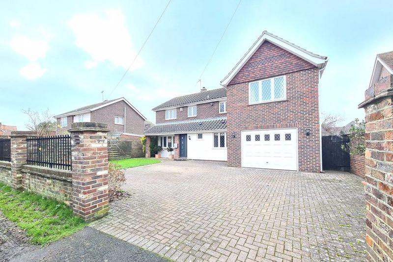 Manor Way, LeeOnTheSolent, PO13 4 bed detached house £795,000