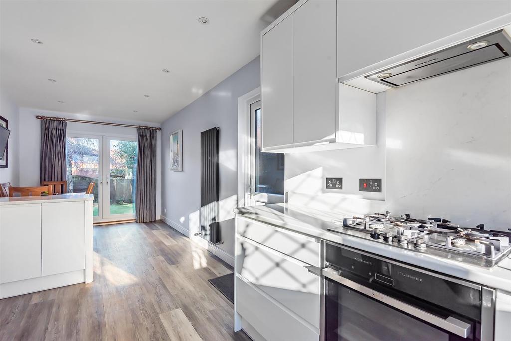 Chalcraft Close, Liphook 4 bed detached house £552,500