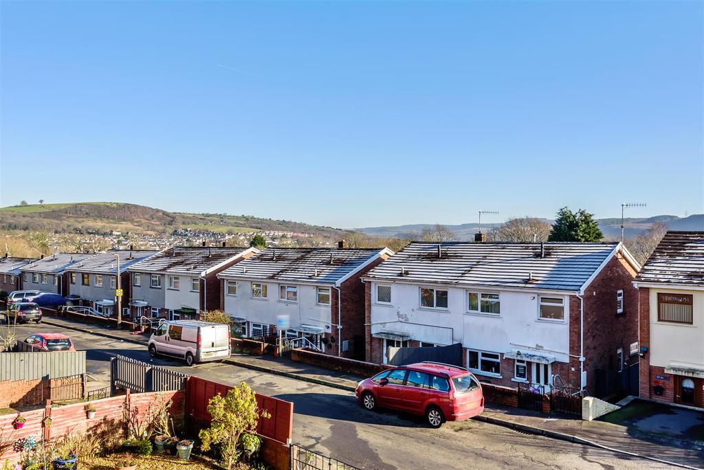 TyleTeg, Clydach, Swansea 3 bed semidetached house £140,000