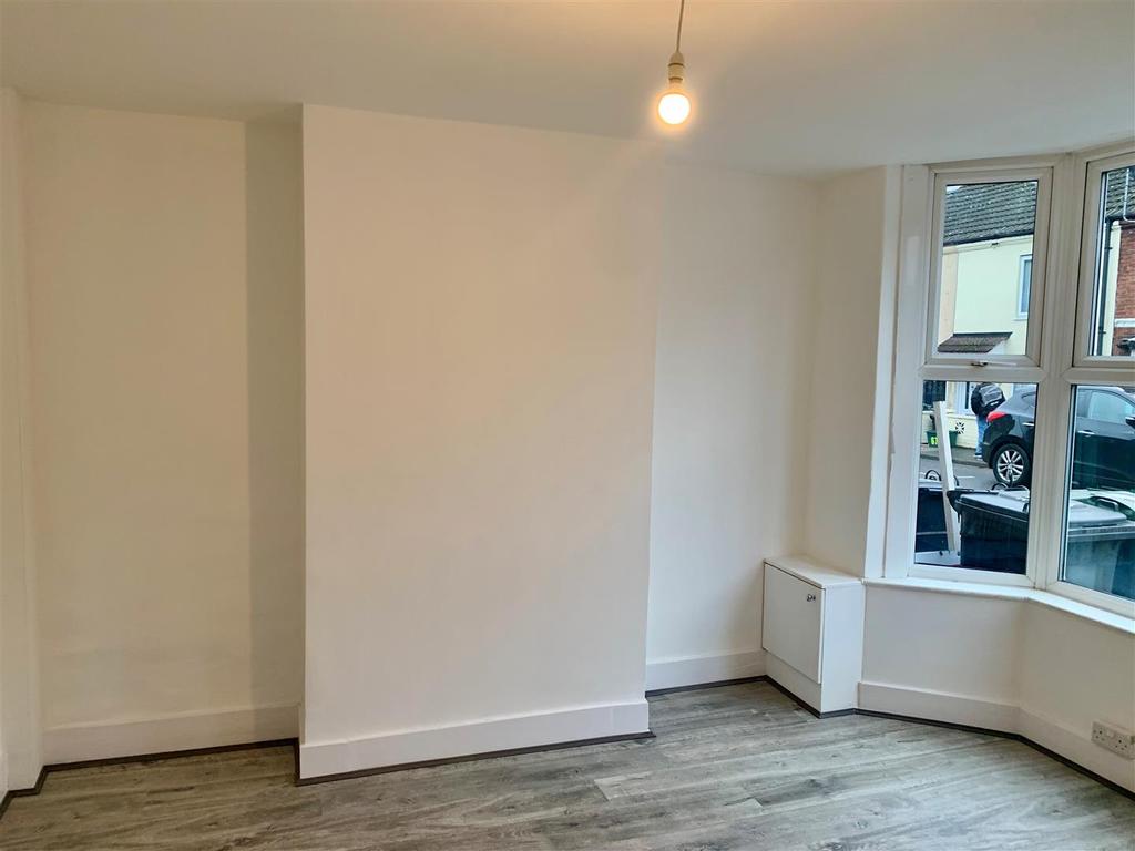 Malling Road, Snodland 2 bed terraced house £1,000 pcm (£231 pw)