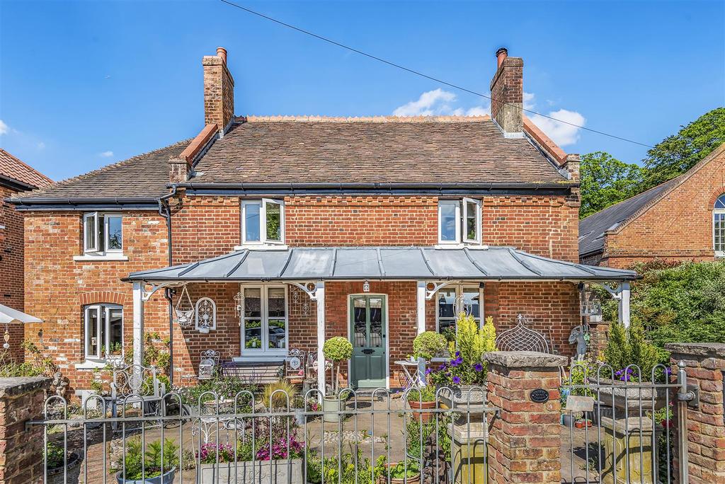 Barwell Lane, Chessington 3 bed link detached house £650,000