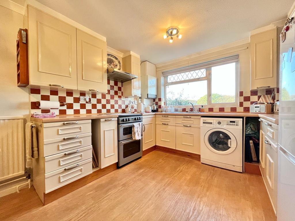 Aylesbury Avenue, Eastbourne 3 bed semidetached house £329,950