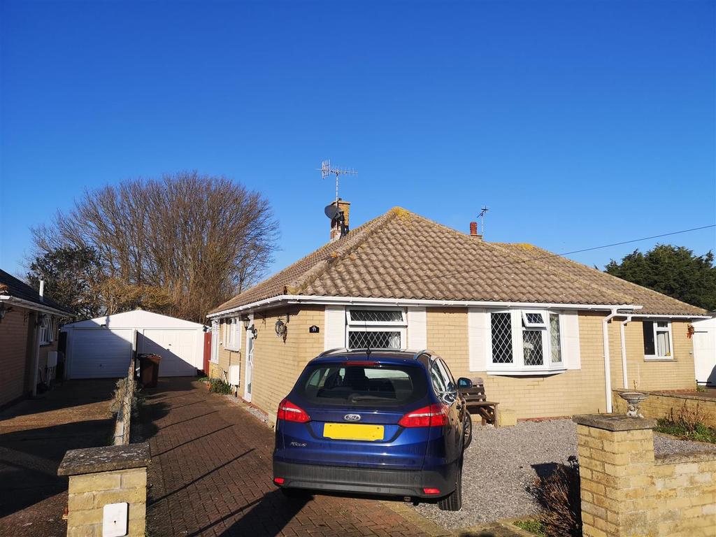 Innings Drive, Pevensey Bay 2 bed semidetached bungalow for sale £