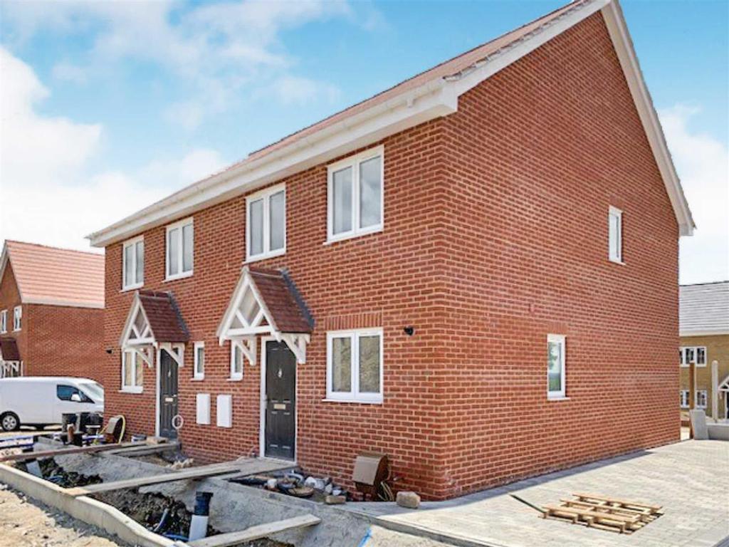 Tilbury Road, West Horndon 2 bed semidetached house £330,000