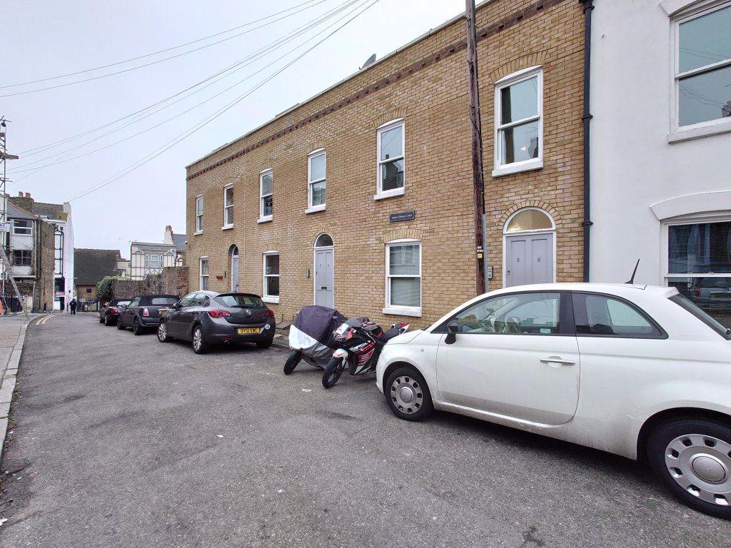 Anne Gibson Crt, Camden Rd, Ramsgate, CT11 8HW 1 bed flat £675 pcm (£