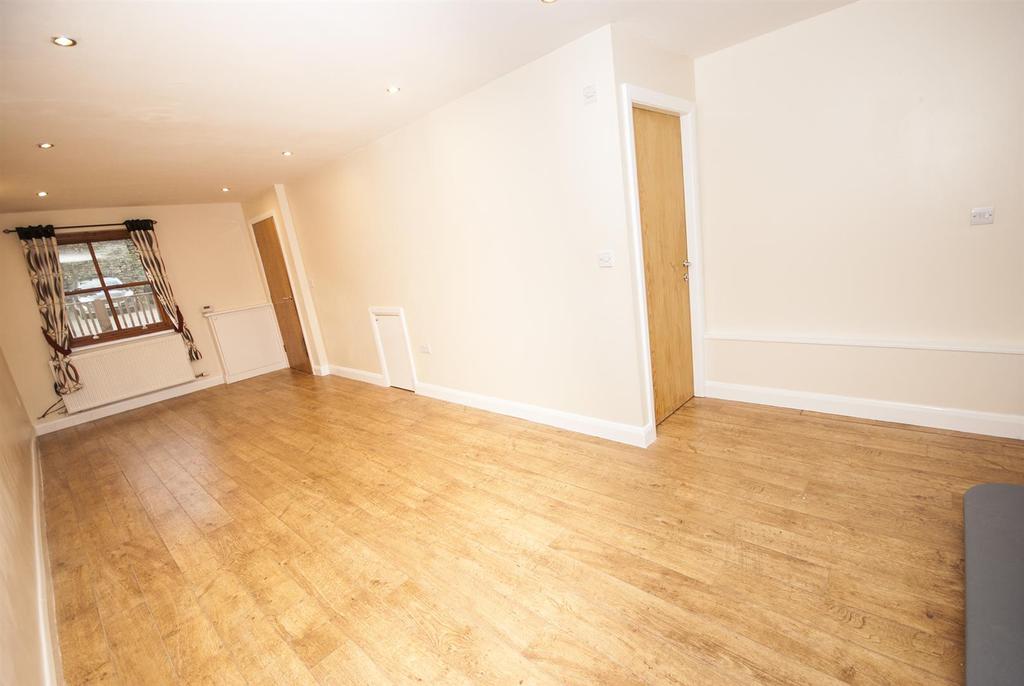 Crow Lane, Ramsbottom, Bury 3 bed terraced house £1,100 pcm (£254 pw)