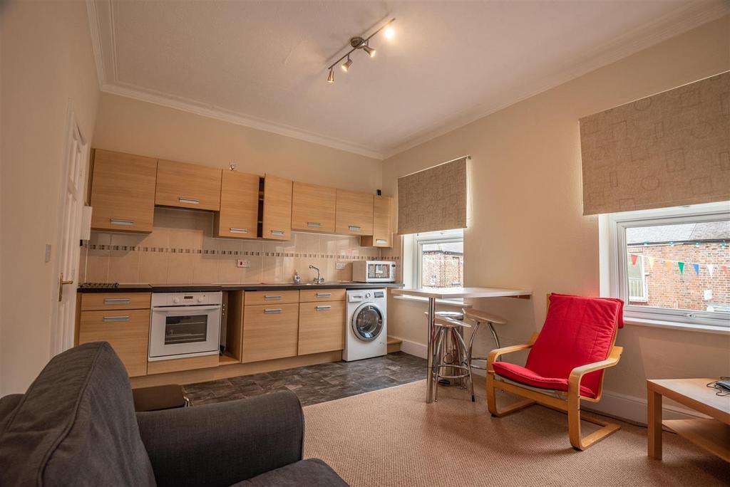 Road 2 bed flat to rent £850 pcm (£196 pw)