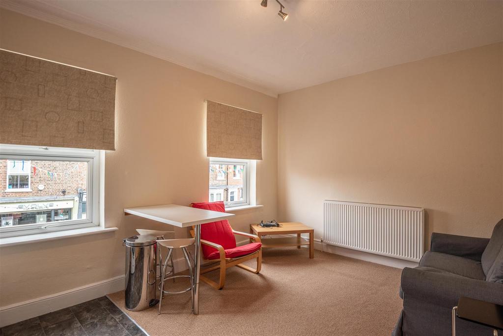 Road 2 bed flat to rent £850 pcm (£196 pw)