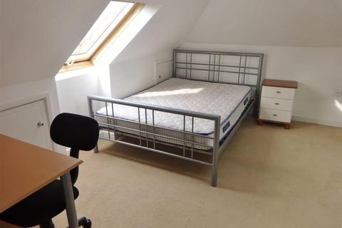 7 bedroom detached bungalow to rent - Harlington Road, Uxbridge