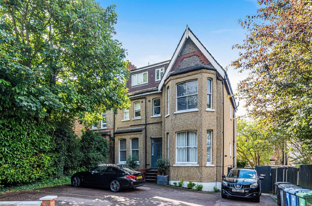 Woodside Lane, Woodside Park 2 bed flat £450,000