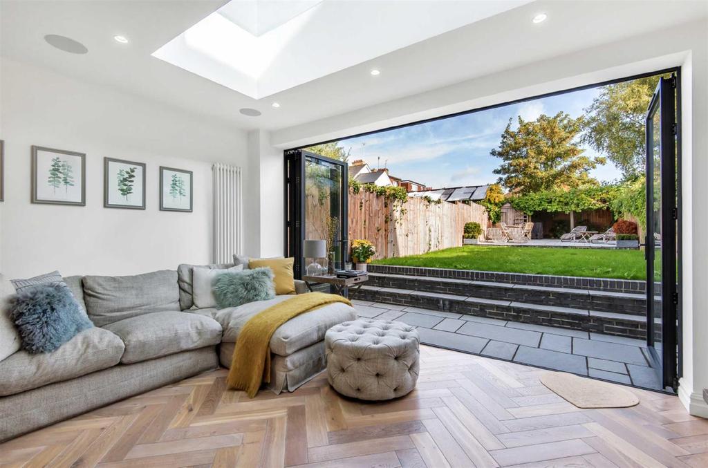 Daws Lane, Mill Hill 4 bed semidetached house £1,195,000