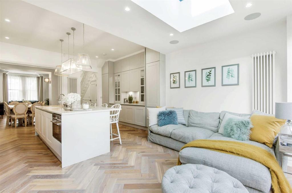 Daws Lane, Mill Hill 4 bed semidetached house £1,195,000