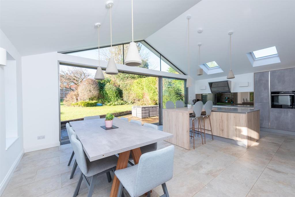 Neville Close, Basingstoke 4 bed detached house £750,000