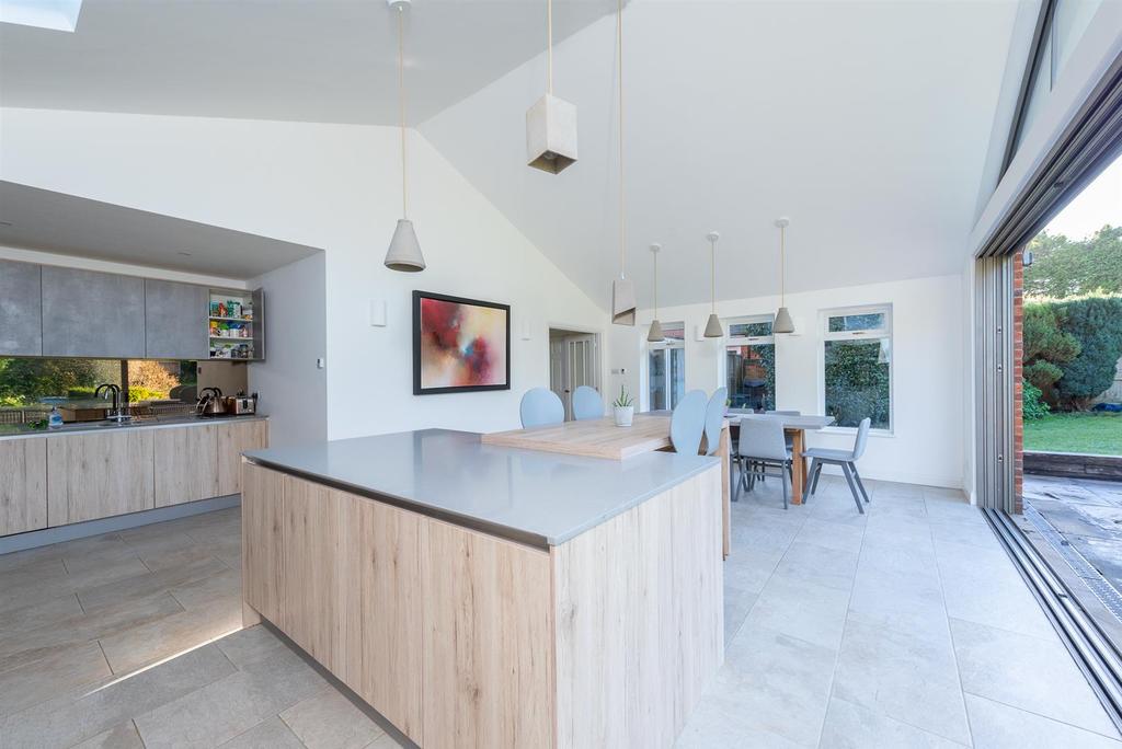 Neville Close, Basingstoke 4 bed detached house £750,000