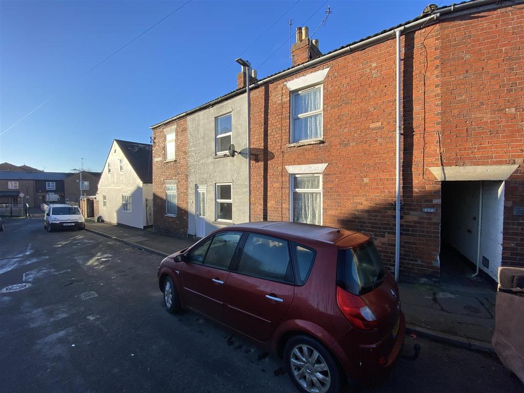 Dudley Road, Grantham 2 bed terraced house £110,000