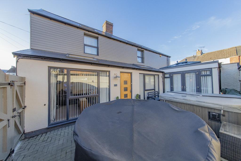 Hedley Street, Gosforth NE3 3 bed detached house £1,800 pcm (£415 pw)