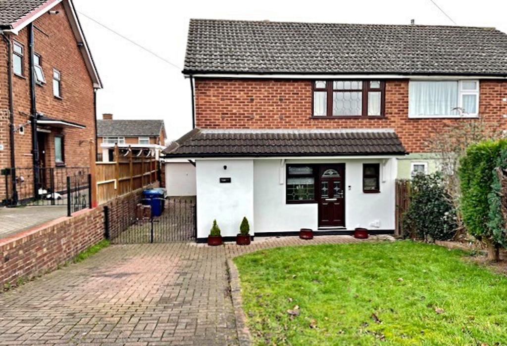 Tamworth Road, Two Gates, Tamworth, Staffordshire 3 bed semidetached