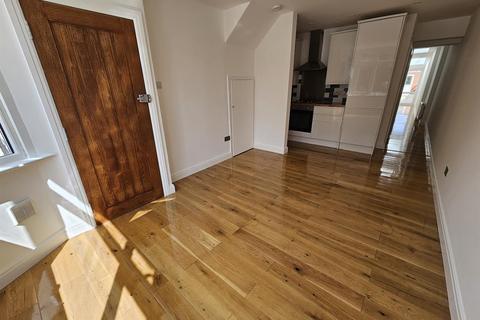 3 bedroom apartment for sale - Hounslow Road, Hanworth