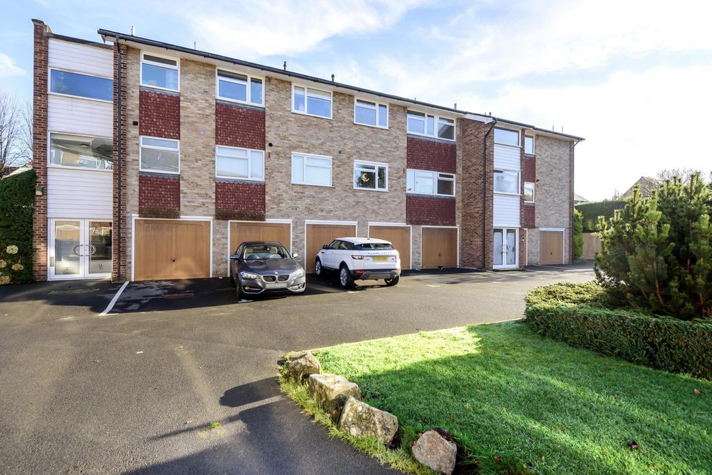 Hillbrow Court, Hillbrow Road, Esher, KT10 2 bed flat £400,000
