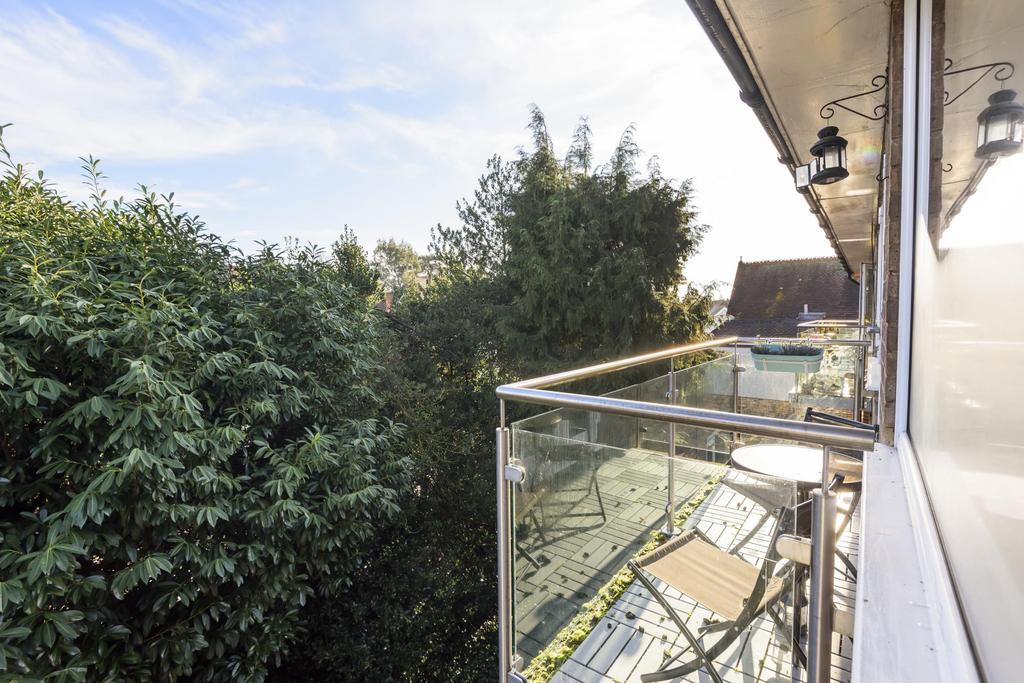 Hillbrow Court, Hillbrow Road, Esher, KT10 2 bed flat £400,000