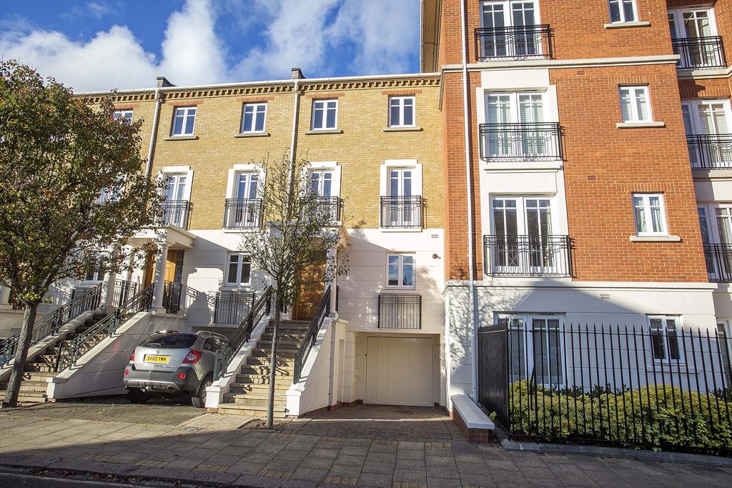 Denton Road, Twickenham TW1 4 bed townhouse £6,000 pcm (£1,385 pw)