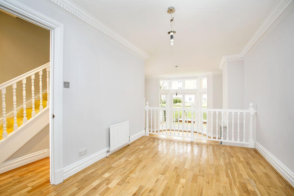 Denton Road, Twickenham TW1 4 bed townhouse £6,000 pcm (£1,385 pw)