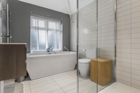 3 Pitt Crescent, London, SW19 8HT