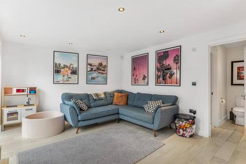 3 Pitt Crescent, London, SW19 8HT